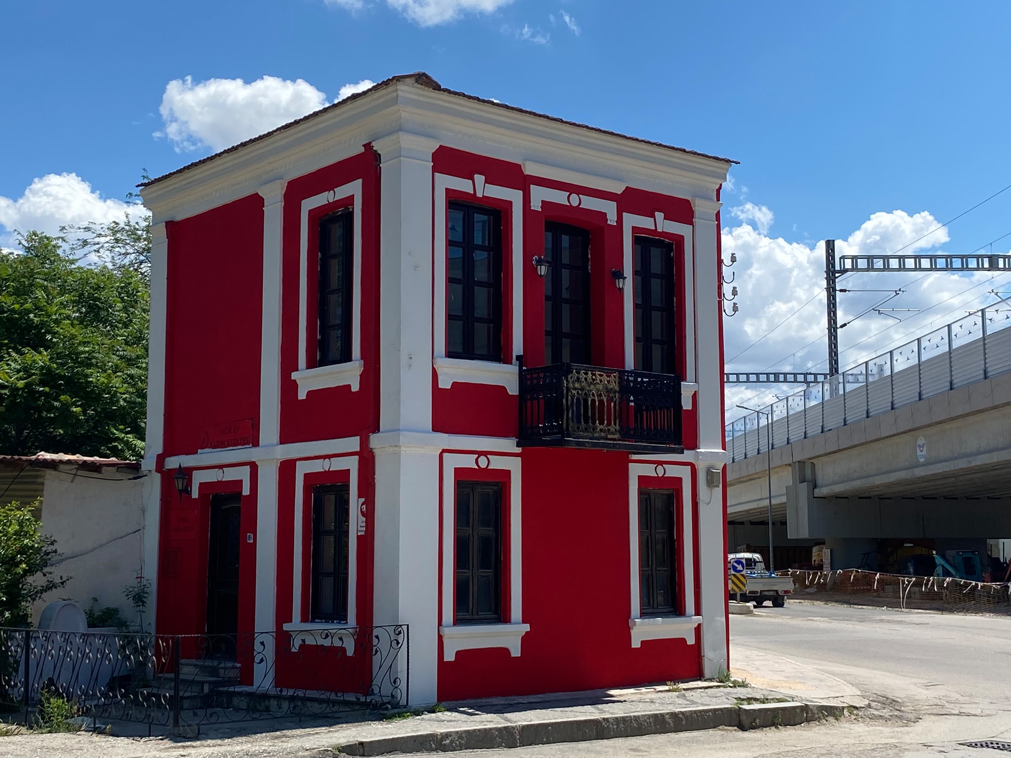 Edirne Belediyesi, binada kapsamlı bir tadilat çalışması başlattı. Çalışmalar kapsamında dış cephesi önce beyaza, ardından kentin simge rengi olan 